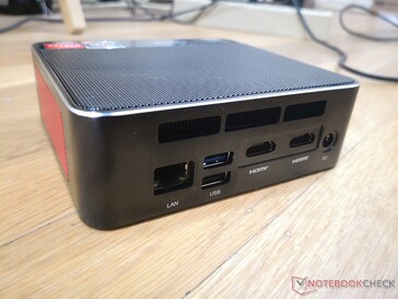 后部。千兆RJ-45，2个USB 3.0，2个HDMI 2.0，AC适配器