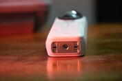 Insta360 X5 现在配备了磁性安装系统（图片来源：Abhinav Fating/Notebookcheck）