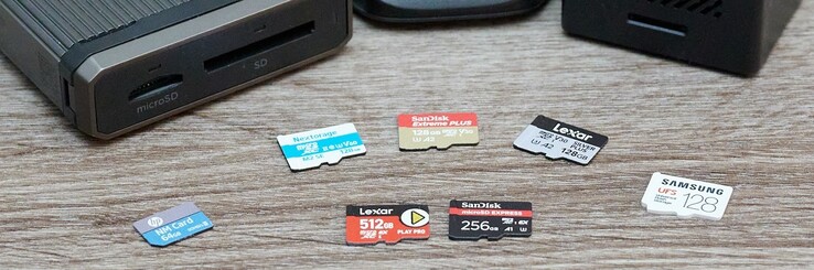 测试场：两张 MicroSD Express 卡对三张 UHS 卡。缺少索尼 Tough，因为拍摄时使用了它。外面：同样是两种相对较新的存储卡格式，但它们都无法彰显自己的实力。(图片来源：Andreas Sebayang/N：Andreas Se