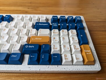 与全尺寸键盘相比，NumPad 和方向键的距离更近了
