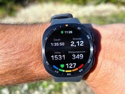 徒步时的 Galaxy Watch Ultra2