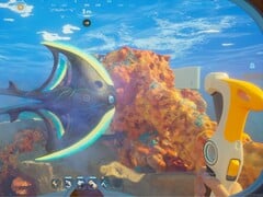 Subnautica 2》的修改版截屏,其中有可杀死的生物