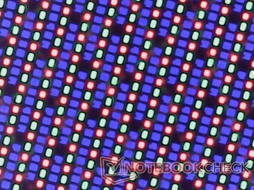 清晰的 RGB 子像素，颗粒感极小