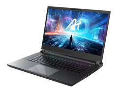 AORUS 15 (2024) 的三面都有端口，包括后置显示器输出。(图片来源：技嘉）