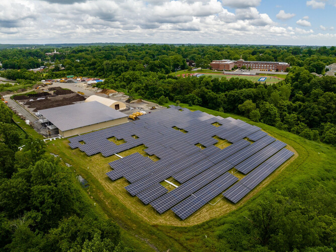 纽约怀特普莱恩斯废弃垃圾填埋场上的太阳能园（图片：DSD Renewables）