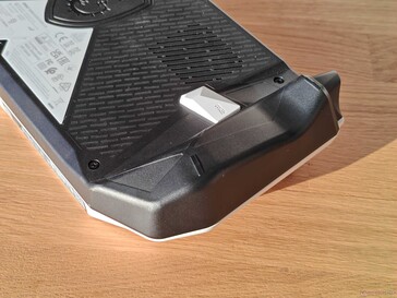 AMD 版本的机箱棱角分明......（图片来源：Notebookcheck）