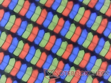 清晰的 RGB 像素，颗粒感极小
