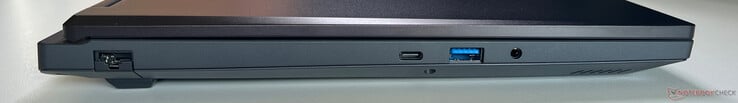 左：以太网（2.5 GBit/s）、USB-C 3.2 Gen 2（10 GBit/s、DisplayPort 1.4a、100 瓦功率传输）、USB-A 3.2 Gen 1（5 GBit/s）、3.5 毫米音频