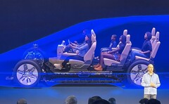 福特搁置三排电动 SUV 项目，Model e 业务亏损超过 11 亿美元，电动车市场持续疲软。(图片来源：M. Martinez on X）