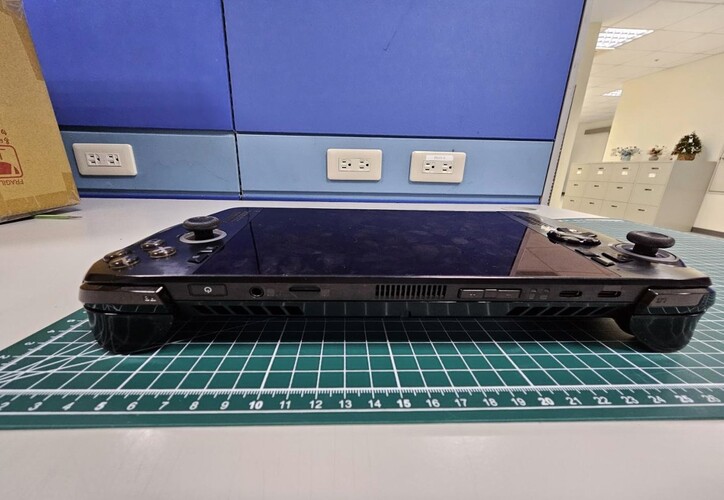 配备两个 USB-C 端口的华硕 ROG Ally 2 黑色版（图片来源：@94G8LA on X）