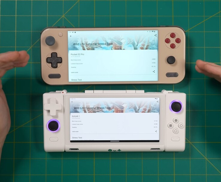 Ayaneo Pocket S2 Pro（上图）与 OneXSugar Sugar 1（下图）掌上游戏机的对比，两者均在屏幕上显示 3DMark Wild Life Extreme Stress Test 测试结果。(图片来源：YouTube 上的 Retro Game Corps）
