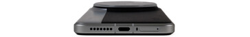 底部边缘：扬声器、USB 端口、麦克风和 SIM 卡托盘（图片来源：Daniel Schmidt）