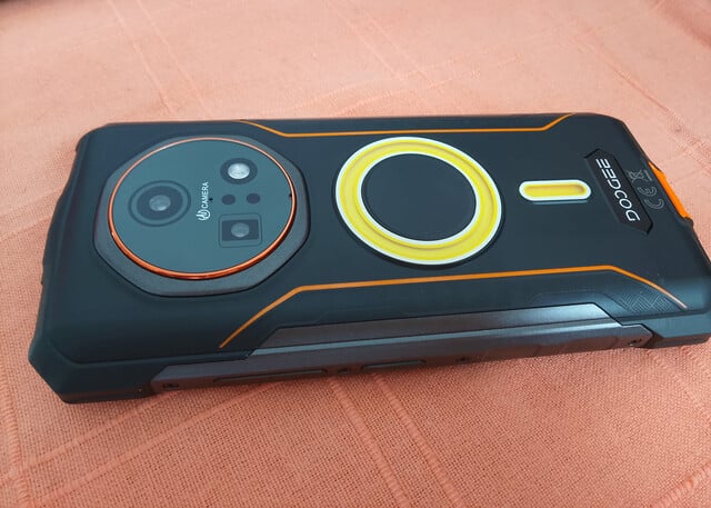 后置摄像头阵列。(图片来源：Sergey Tarasov - Notebookcheck）