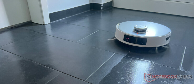 Ecovacs Deebot T20 Omni在工作中。