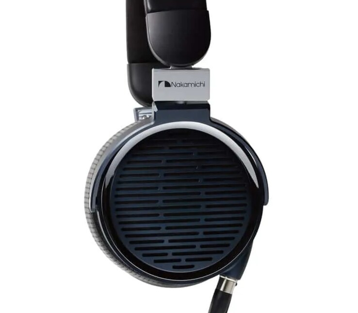 中道 Elite Pro P800JP 采用开放式后背设计，具有宽广的立体声声场。