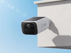 eufy S220 SoloCam可以通过集成的太阳能电池板进行充电。(图片来源:优飞)