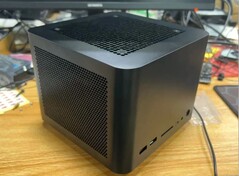 FEVM 即将推出的迷你 PC 将拥有更大的机身和强大的 RTX 4090 Laptop 显卡。(图片来源：metalsojin2 via Reddit）