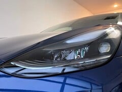 2021款Model 3 LR版前大灯的特写镜头