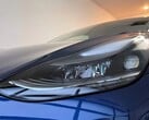 2021款Model 3 LR版前大灯的特写镜头