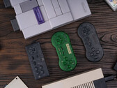 8BitDo 最新发布的 "透明系列 "为另一套控制器注入了新的活力。(图片来源：8BitDo）