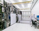 中国科学家研制出可改变芯片制造的固态 DUV 激光器。图为在 ASML 无尘车间内工作的工人（图片来源：ASML）