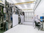 中国科学家研制出可改变芯片制造的固态 DUV 激光器。图为在 ASML 无尘车间内工作的工人（图片来源：ASML）