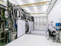 中国科学家研制出可改变芯片制造的固态 DUV 激光器。图为在 ASML 无尘车间内工作的工人（图片来源：ASML）