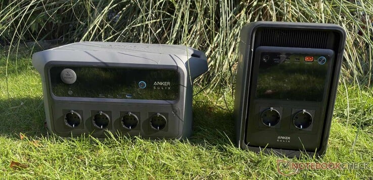 Anker Solix S2000(右)的深度和高度略大,但比 C2000 Gen 2 窄得多,也轻得多。