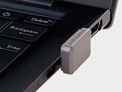 I-O Data SSPJ-UTC 闪存盘与 USB-C 端口非常平齐。(图片来源：I-O Data）