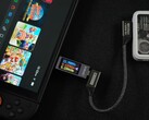 任天堂 Switch 2 通过 Genki USB-C 电缆和在线电量计连接的外置 IceMag 电池供电（图片来源：YouTube 上的 ETA Prime）