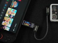 任天堂 Switch 2 通过 Genki USB-C 电缆和在线电量计连接的外置 IceMag 电池供电（图片来源：YouTube 上的 ETA Prime）