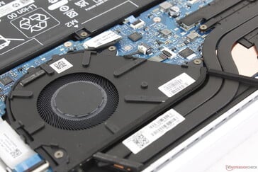 冷却解决方案包括一个 ~60 毫米风扇和两根短铜质热管