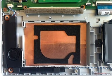 2.5英寸硬盘插槽：连接在主板上