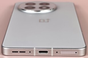 机箱底部侧面（扬声器、麦克风、USB 端口、麦克风、卡槽）