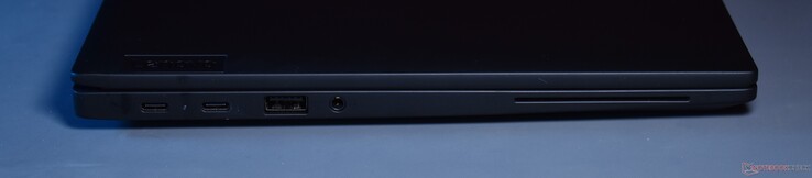 左：2 个 Thunderbolt 4、USB A 3.2 Gen 1、3.5 毫米音频、智能卡插槽