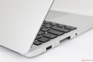 哑光的铝制表面很好地隐藏了指纹。它的触感也非常像微软的Surface笔记本电脑。