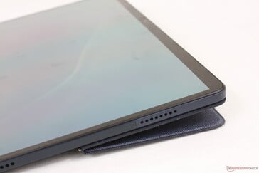 四面的显示屏边框比大多数Chromebook窄。后盖以磁力吸附在平板电脑上