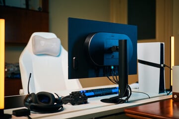 以电竞为先的人体工学设计:索尼Inzone M10S II的背面轮廓展现了其超薄OLED面板、低调的造型,以及紧凑的圆形底座——该设计旨在为低DPI鼠标操作腾出鼠标垫空间。