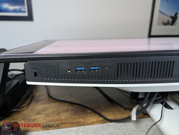 底部接口:肯辛顿锁孔、音频插孔、2个USB-A接口、USB-C接口