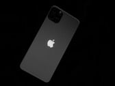 iPhone背面，黑色背景上印有苹果标志