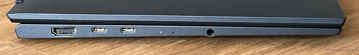 左：HDMI 2.1、2 个 USB-C 4.0（带 Thunderbolt 4（40 GBit/s）、DisplayPort ALT 模式、Power Delivery 3.0）、3.5 毫米音频接口