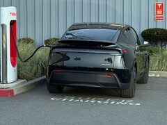 新款钻石黑 Y 型颜色远看很闪亮，近看更复杂。(图片来源：Sawyer Merritt/X）