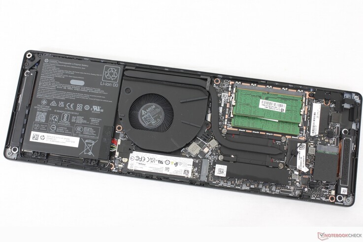 甲板底部的 EliteBoard G1a 主板和电池