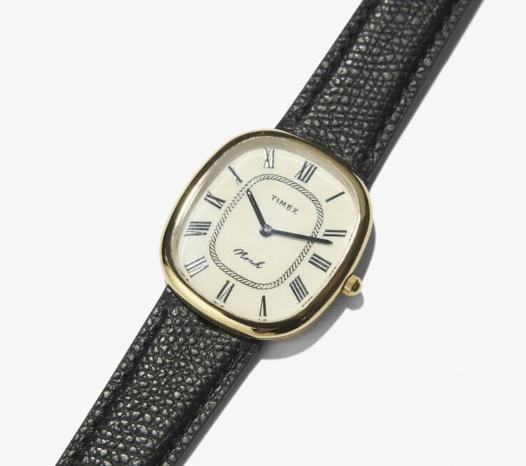 金色 Noah × Timex Boatswain 特写,展示其罗马数字表盘和绳纹内圈。