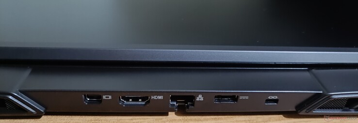 后部连接器：迷你 DisplayPort 1.4a、HDMI 2.1、2.5 GbE 插孔、Poer 插孔、Kensington 锁
