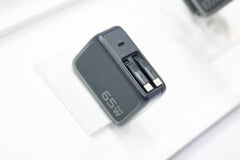 ESR 推出了两款内置 USB-C 数据线的新款 65W 充电器