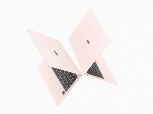 华为 MateBook Pro Dawn Pink 采用黑色按键和粉色触控板。(图片来源：华为）
