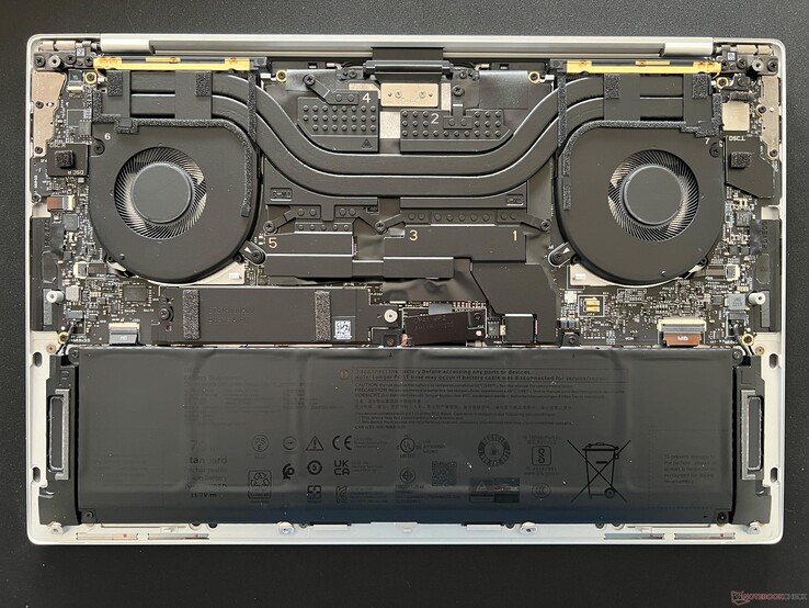 戴尔 XPS 14 作为对比。如果配置 RTX 4050 显卡，冷却解决方案会略有改变
