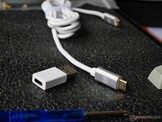 随附一条编织金属 USB Type-C 至 C 连接线和 Type-A 至 C 适配器。 
