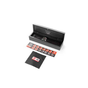 包装盒内包括精工超级跑车别针、品牌清洁布和单独编号的证书